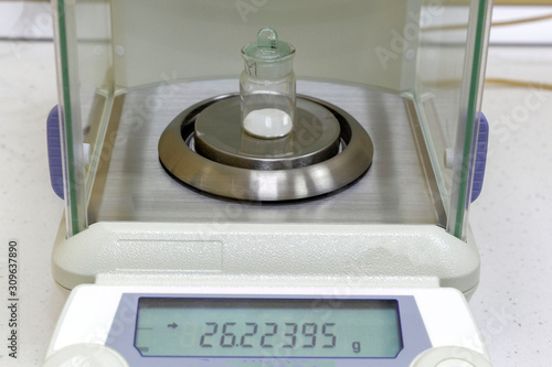 Quadro em tela Precise reagent weighing on electronic laboratory balance