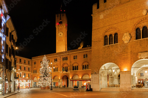 Obraz na płótnie Albero di Natale in Piazza dei Signori, Treviso w salonie