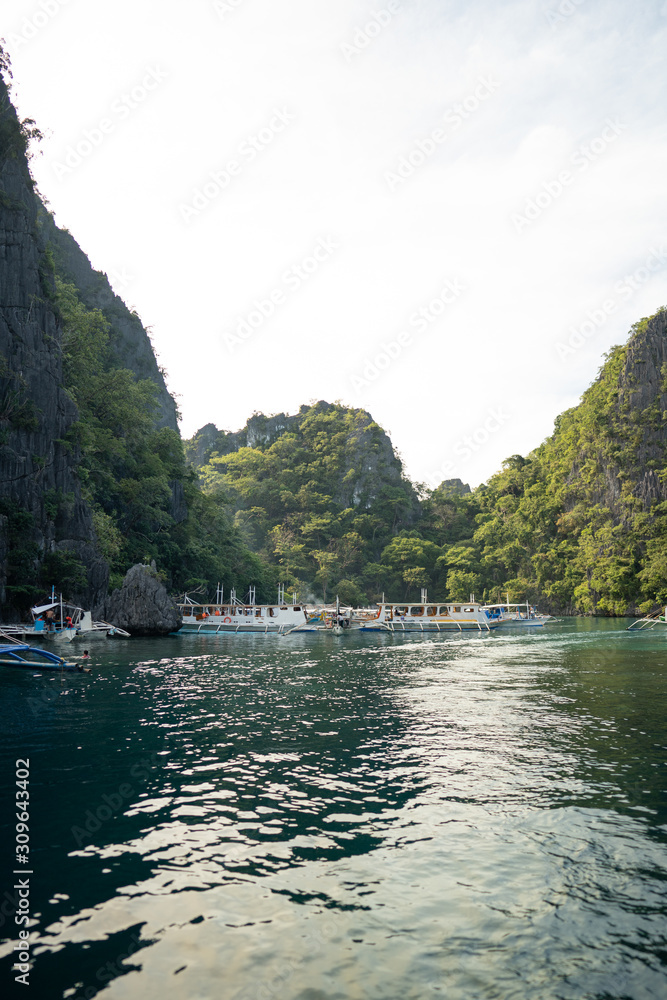 Fototapeta premium Boat parked with tourists in beautiful ocean