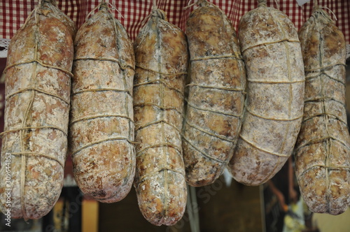 Le soppresse, salumi appesi come da tradizione
