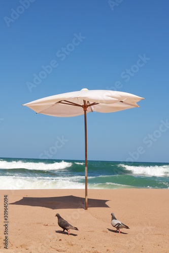 Fototapeta Naklejka Na Ścianę i Meble -  sombrilla en la playa