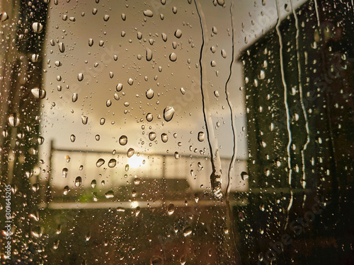 Regenwetter Tropfen auf Scheibe