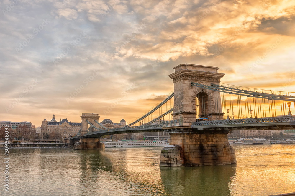 Obraz premium Panoramic view of Sechenyi bridge chain in winter frosty morning