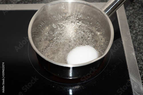Ei in heissem kochendem Wasser hartkochen