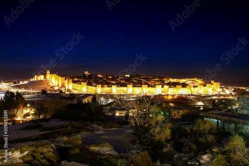   vila al anochecer con su muralla medieval iluminada  Espa  a .