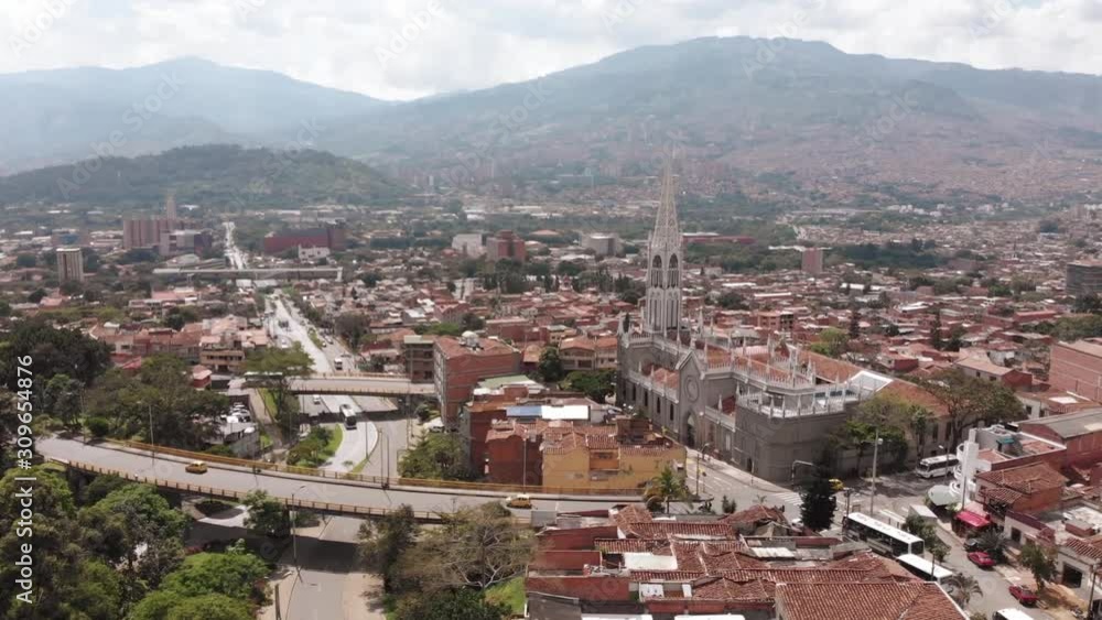 Vista aerea (Iglesia del Señor de las Misericordias) en Medellín