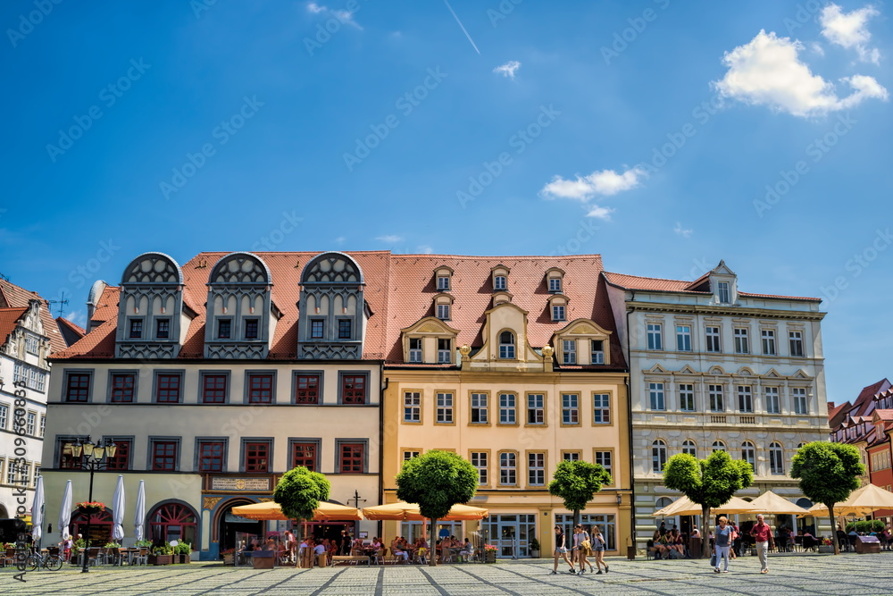 Fototapeta premium naumburg, deutschland - marktplatz mit historischer häuserzeile in der altstadt
