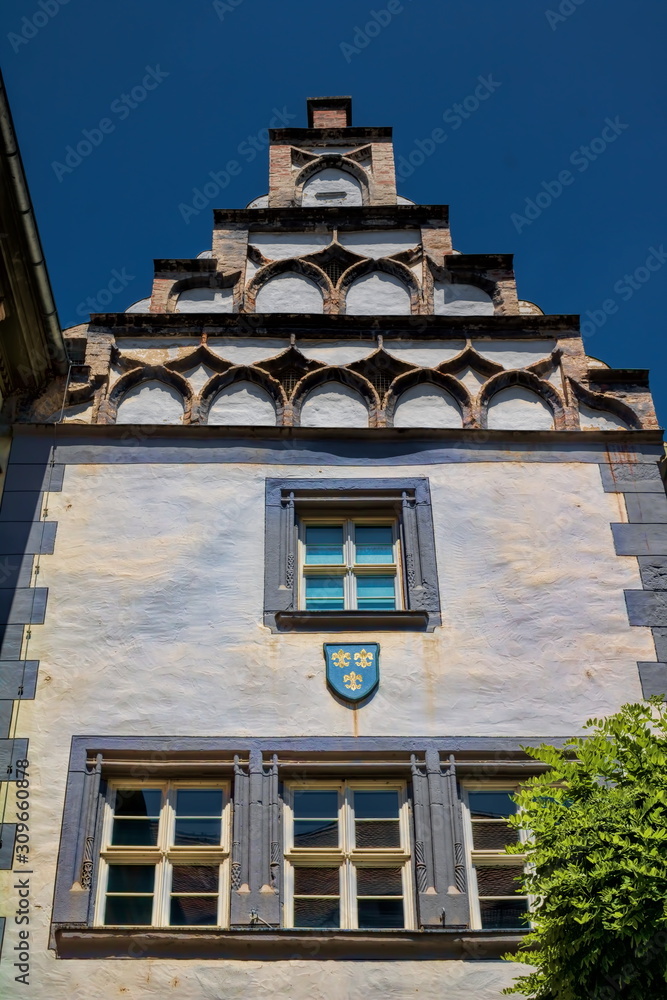 naumburg, deutschland - stadtmuseum hohe lilie aus dem mittelalter mit wappen naumburg, deutschland - stadtmuseum hohe lilie aus dem mittelalter mit wappen