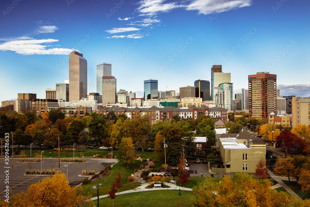Obraz premium Denver city skyline during early morning in autumn season;