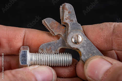 Fotografia Checking the screw thread with an analog meter