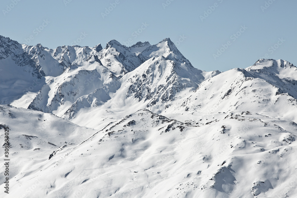 Blick von der Axamer Lizum Tirol in den Alpen auf die schneebedeckten Berge und Tiefschneehang bei Neuschnee im Winter. Lawinen. Felsen