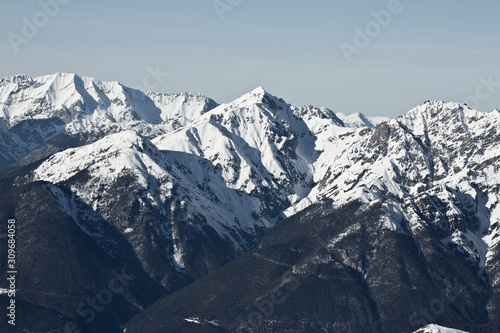 Blick von Innsbruck im Inntal in Tirol auf die Seegrube und die schneebedeckten Gipfel der Nordkette im Winter. Kaiserwetter
