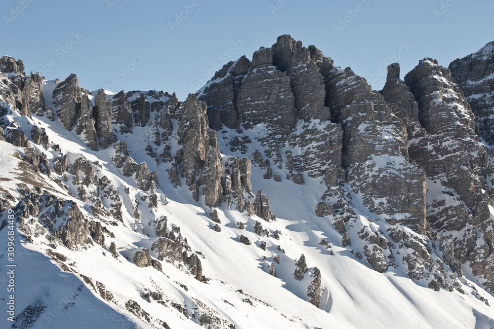 Blick von der Axamer Lizum Tirol in den Alpen auf die schneebedeckten Berge und Tiefschneehang bei Neuschnee im Winter. Lawinengefahr. Blick von der Axamer Lizum Tirol in den Alpen auf die schneebedeckten Berge und Tiefschneehang bei Neuschnee im Winter. Lawinengefahr.