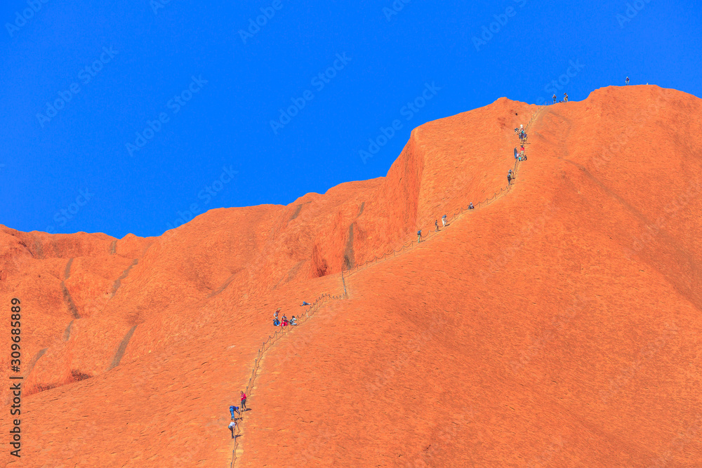 Foto de Uluru, Northern Territory, Australia Aug 26, 2019 people