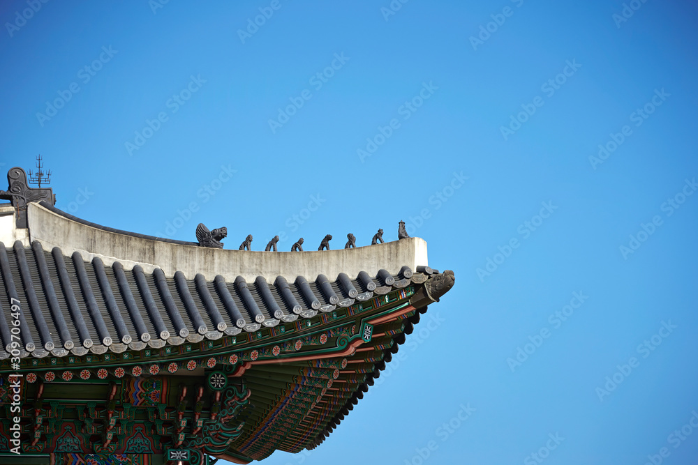 Obraz premium Korean traditional historic building roof