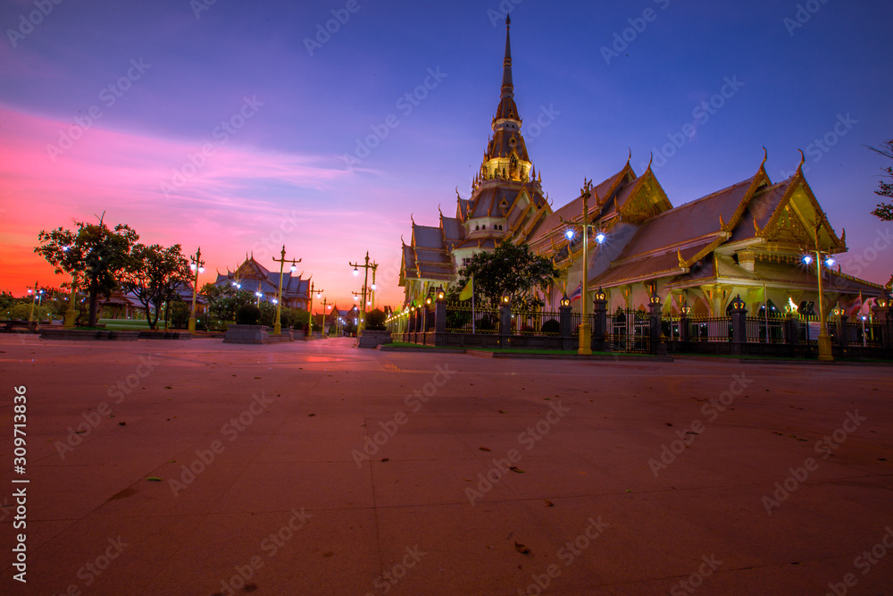 Obraz premium Background of one of the religious sites in Thailand (Wat Sothon Wararam Worawihan) in Chachoengsao, tourists always come to make merit.