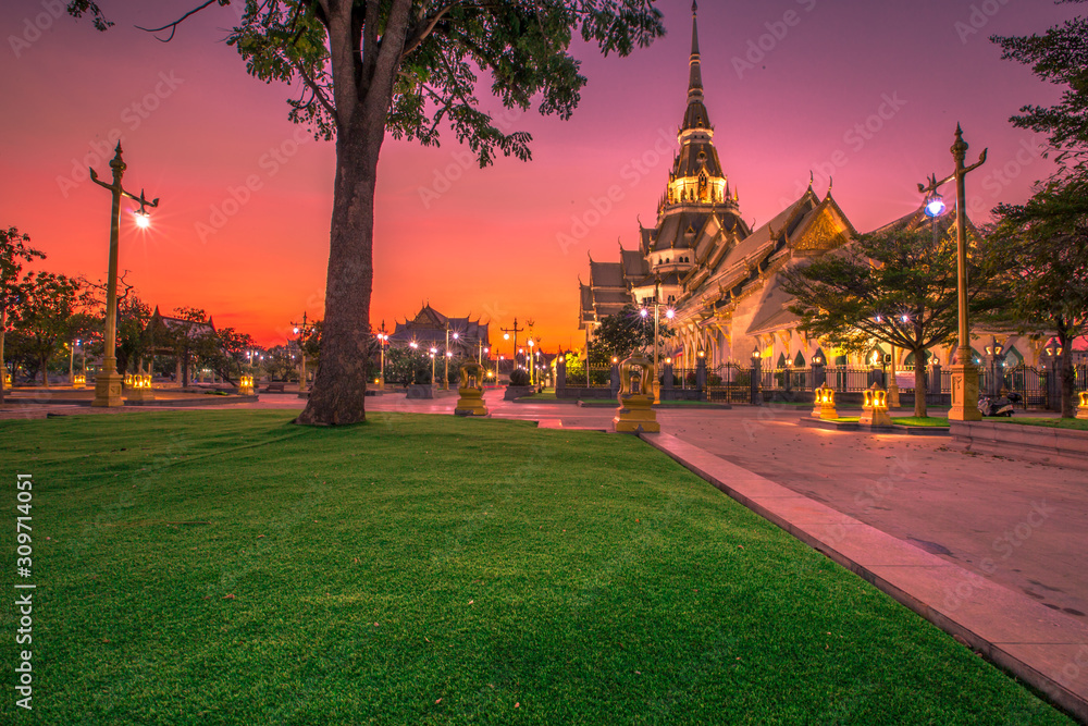 Obraz premium Background of one of the religious sites in Thailand (Wat Sothon Wararam Worawihan) in Chachoengsao, tourists always come to make merit.