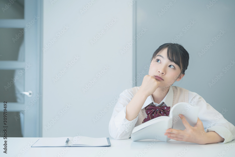 本を読む女子高生 本を読む女子高生