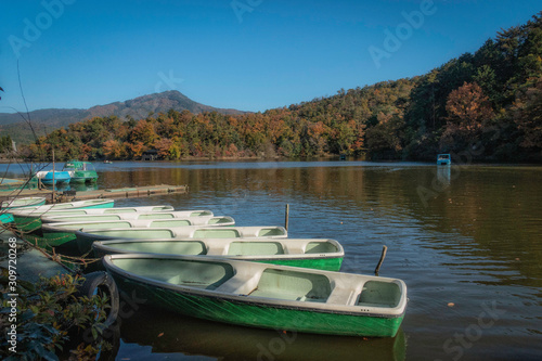 京都、宝ヶ池のボート乗り場から見た比叡山と秋景色