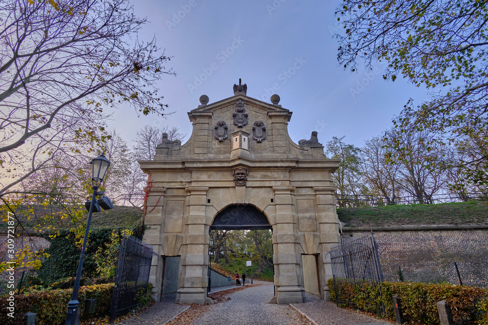 Obraz premium Scenic view of Leopold Gate (Leopoldova brana) in Vysehrad in capital of Czech Republic Prague. Beautiful summer sunset look of old gate in ancient touristic town in Europe
