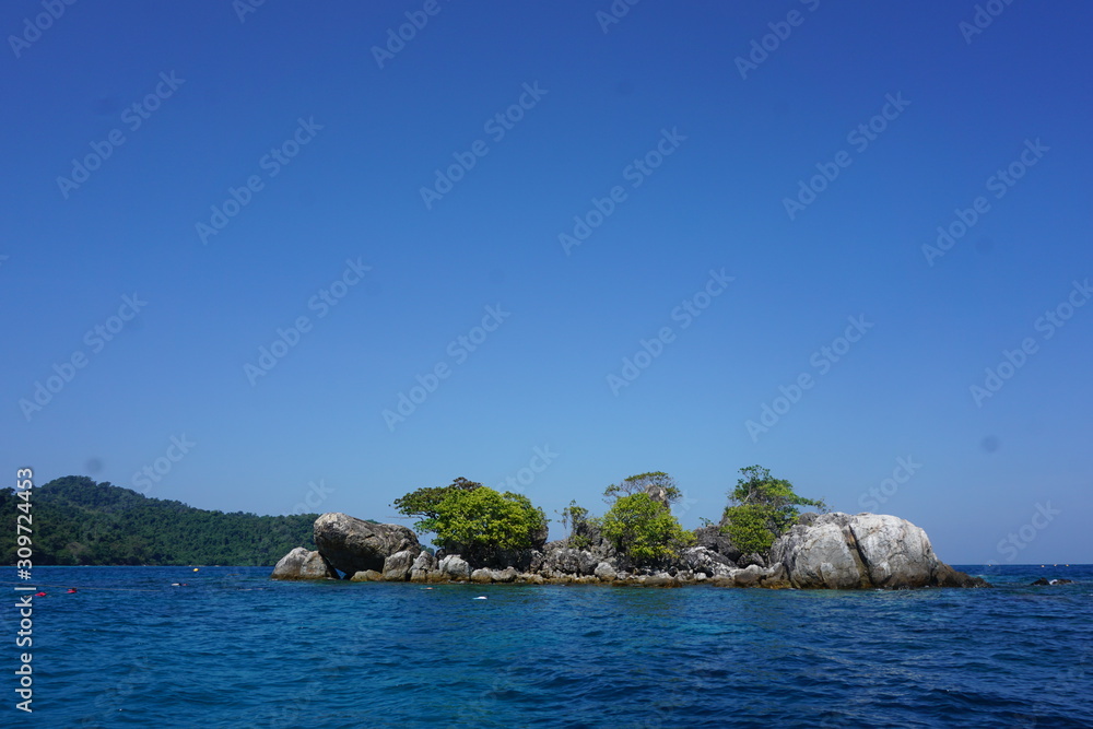 Obraz premium island in the sea