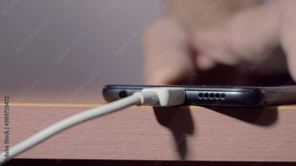 Put your smartphone on charge. Connecting and disconnecting the USB cable to the phone. Put your smartphone on charge. Connecting and disconnecting the USB cable to the phone.