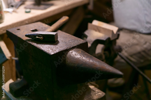 Billede på lærred the hammer lies on the anvil in the workshop