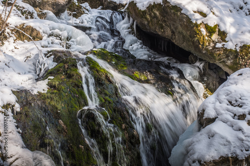 fliessendes wasser und bemooste felsen