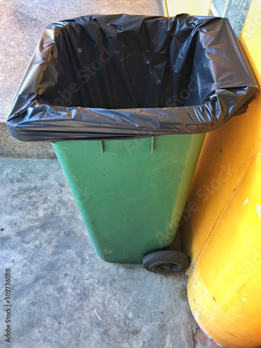 Trash bin with garbage bag 