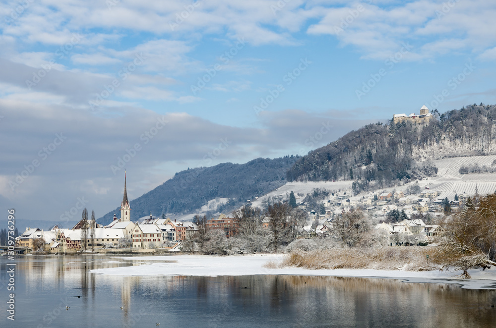 Blick über den Rhein auf die verschneite historische Altstadt Stein am Rhein mit Kloster Sankt Georg und Burg Hohenklingen, Kanton Schaffhausen, Schweiz