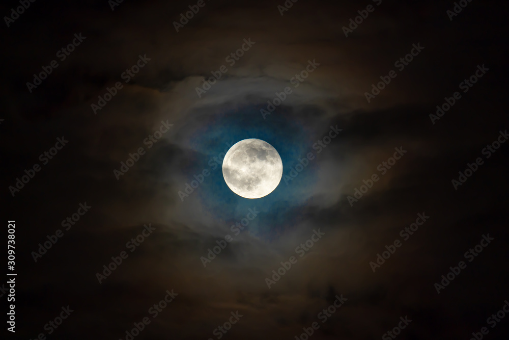 Bewölkter Himmel mit Vollmond