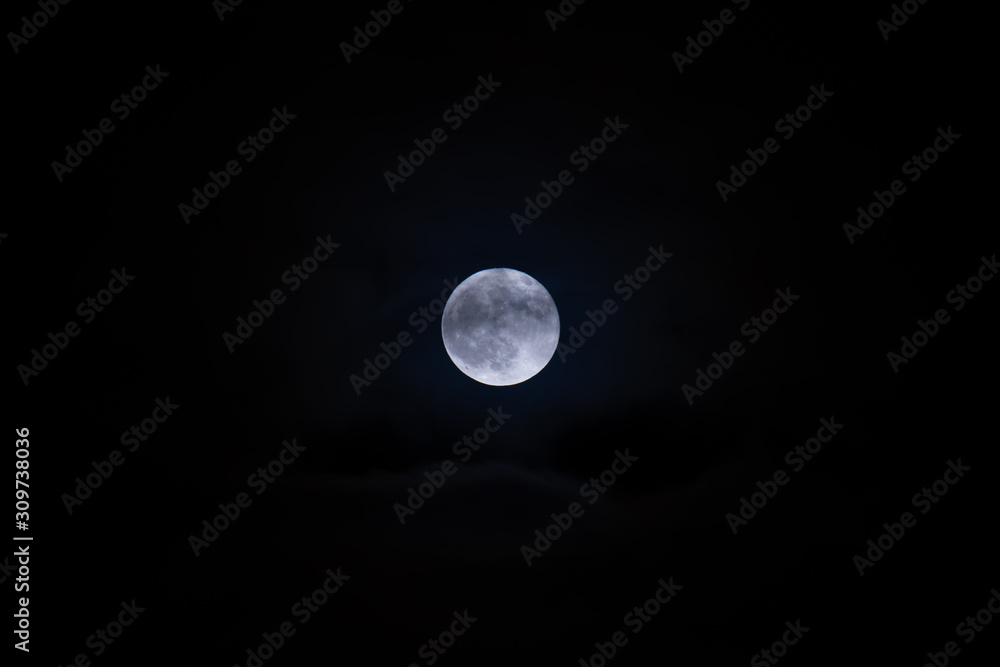 Bewölkter Himmel mit Vollmond