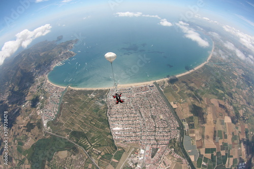 vista aerea de Empuriabrava y la bahía de Roses en caída libre con tándem paracaidista