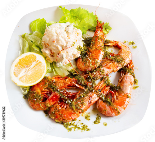 Shrimps served with sauce