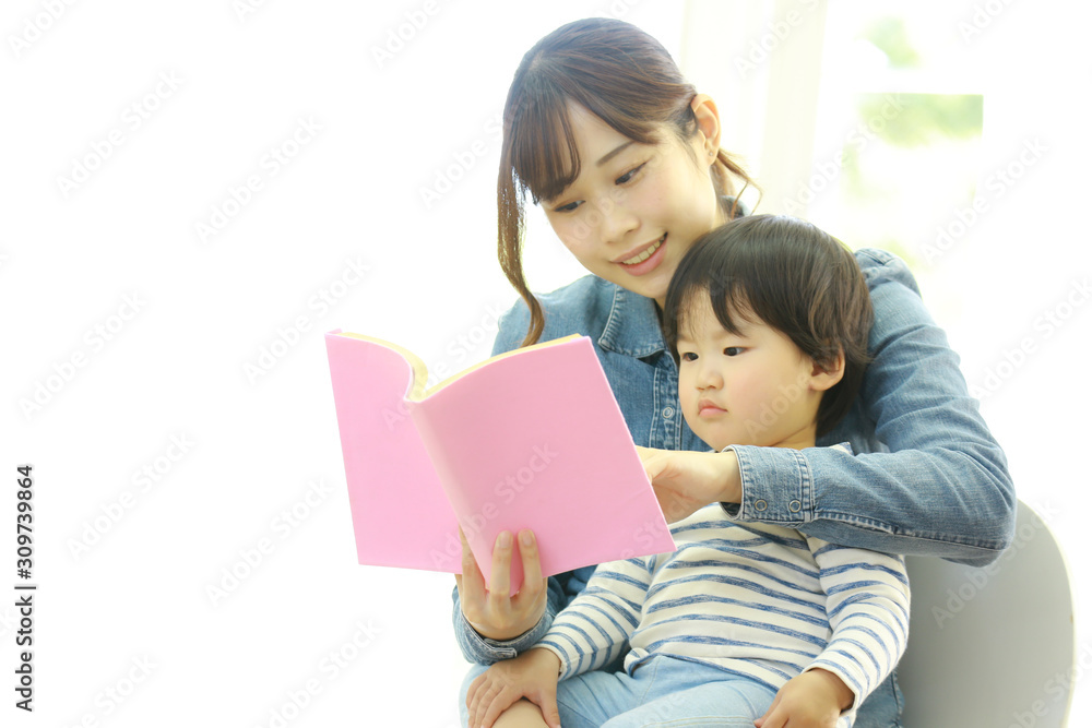読書する親子 読書する親子