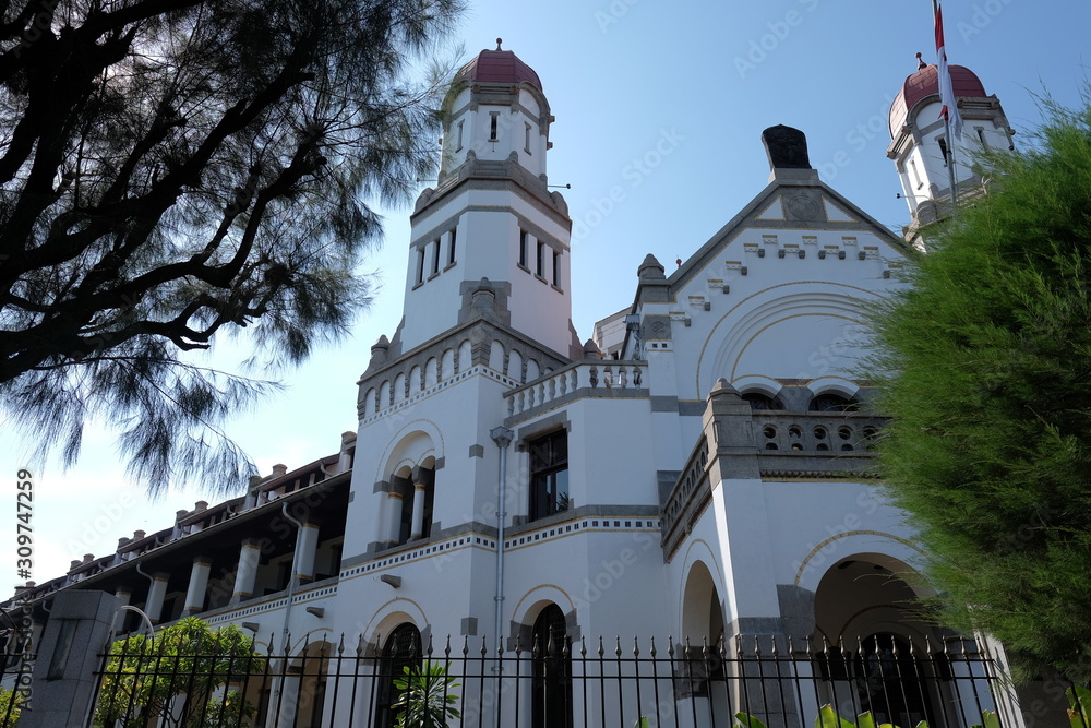 Obraz premium Lawang Sewu, an ancient Art Deco style building from the Dutch era that was built in 1904 in Semarang, Indonesia. This building is used as the headquarters of the Dutch colonial railway company (tram)