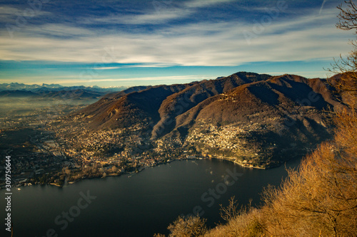 Vista dall'alto del panorama nel lago di Como dal faro Voltiano tra alpi e colline.