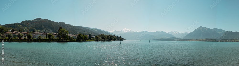 Panoramablick über den Thunersee in der Schweiz