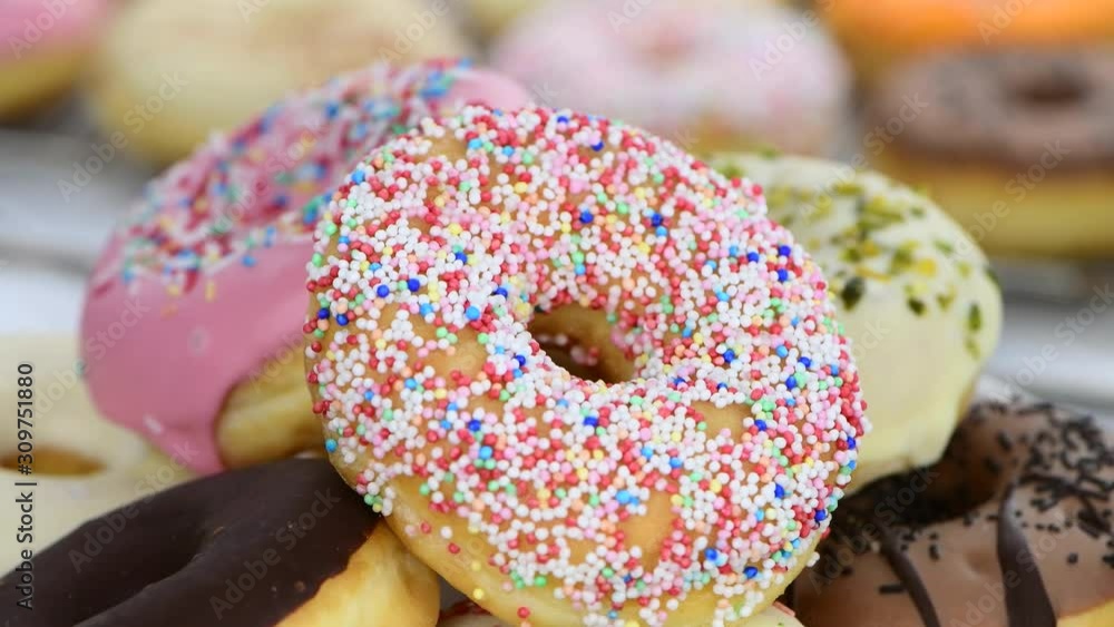 Some fresh made Donuts in 4K (rotating; seamless loopable) Some fresh made Donuts in 4K (rotating; seamless loopable)