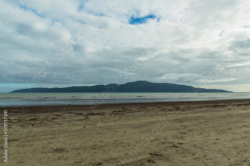 ニュージーランド パラパラウム・ビーチから見えるカピティ島 