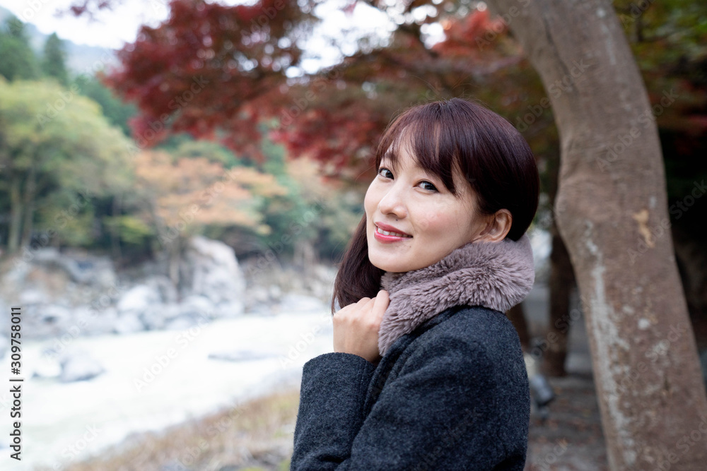 紅葉と女性 紅葉と女性
