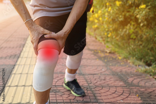 A man hurts his knees while jogging