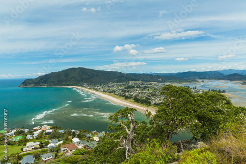 ニュージーランド タイルアのパク山の山頂から見えるパウアヌイの街並みとビーチ
