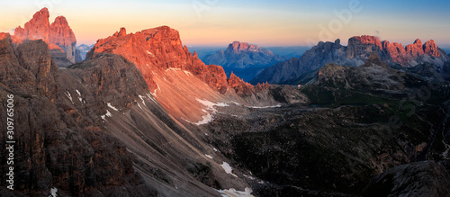 Panoramablick vom Büllelejoch Richtung Paternkofel und Drei Zinnen zum Sonnenaufgang zur Sommersonnenwende