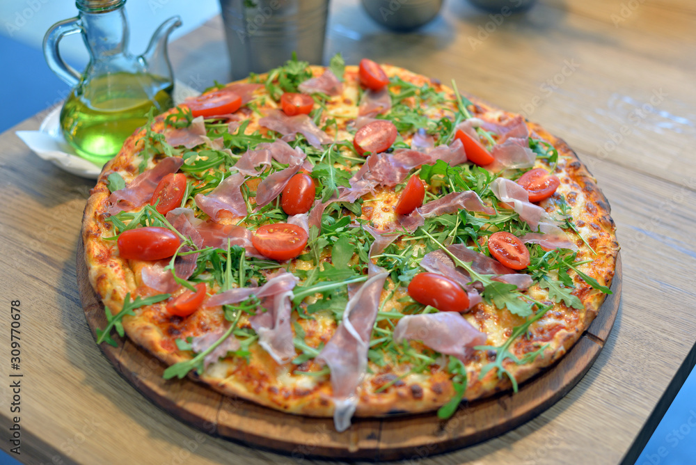 pizza with mushrooms and cheese and ham and tomato