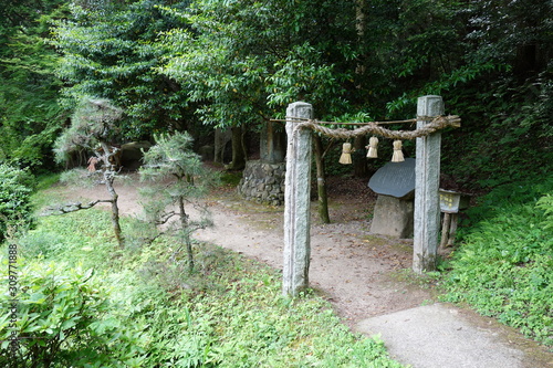 島根県 黄泉比良坂入口の石柱と注連縄