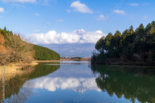 Reflection of the mount Fuji in he lake Tanuki, in winter © E.Richard