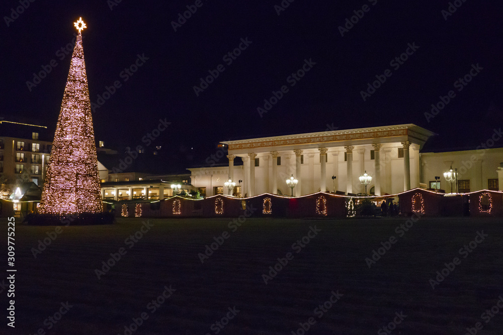 Naklejka premium Weihnachtsmarkt vor dem Kurhaus in Baden-Baden