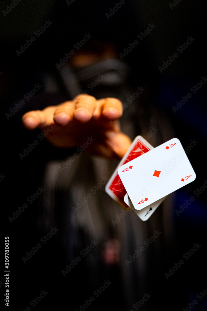 Obraz premium mano che lancia carte da gioco 