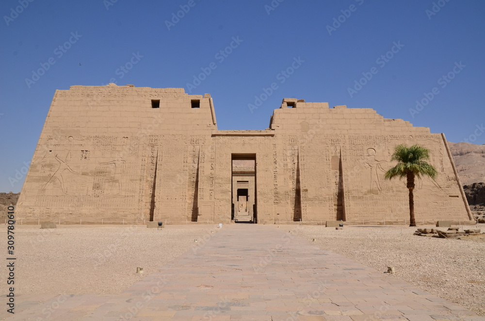 PYLÔNES TEMPLE DE TOUTHMOSIS III TEMPLE DE KARNAK LOUXOR EGYPTE PYLÔNES TEMPLE DE TOUTHMOSIS III TEMPLE DE KARNAK LOUXOR EGYPTE